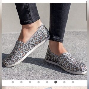 TOMS Women's Leopard/Cheetah Print Slip-On Shoes - Silver and Brown 9